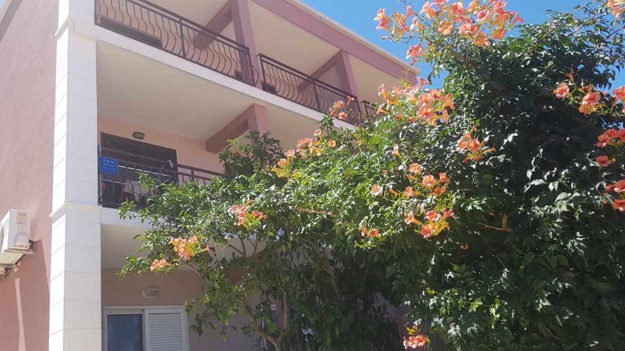 Apartments Indira II Lovište Eksteriør billede